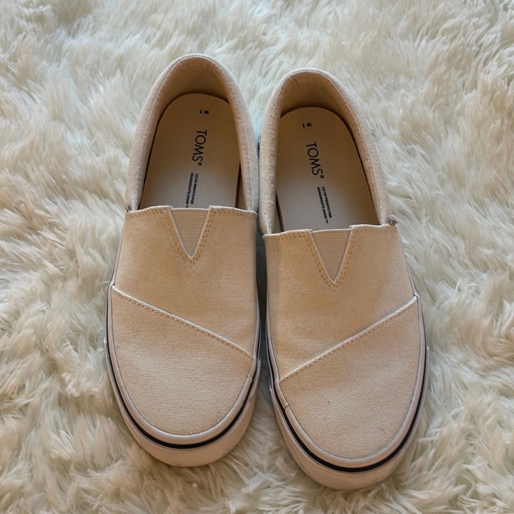 Toms Fenix slip on shoes. White/Navy stripe.